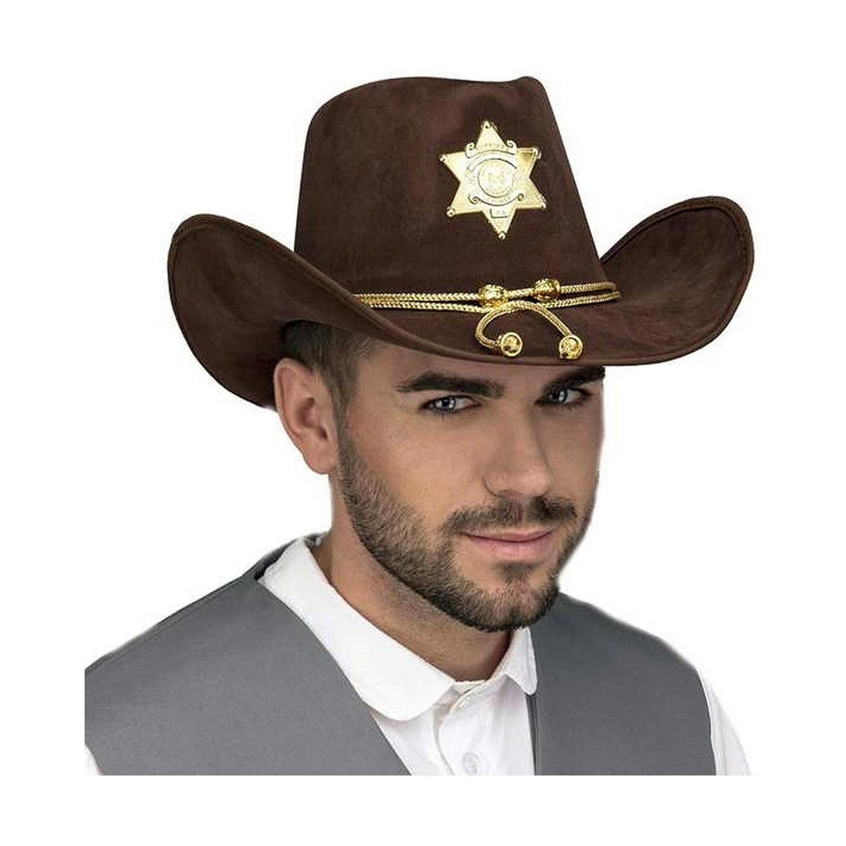 Närbild på en man som bär en brun cowboyhatt i mocka-stil med ett guldfärgat sheriffstjärna-emblem och guldsnöre runt kullen.