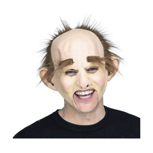 En person bär en komisk och lite läskig ansiktsmask som föreställer en skallig man med stora öron, buskiga ögonbryn och ett brett leende som visar tänder.
