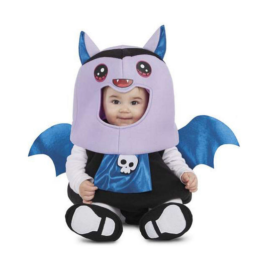 En glad bebis klädd i en lila och svart vampyrdräkt med blåa fladdermusvingar och en stor huva som formar ett tecknat vampyransikte.