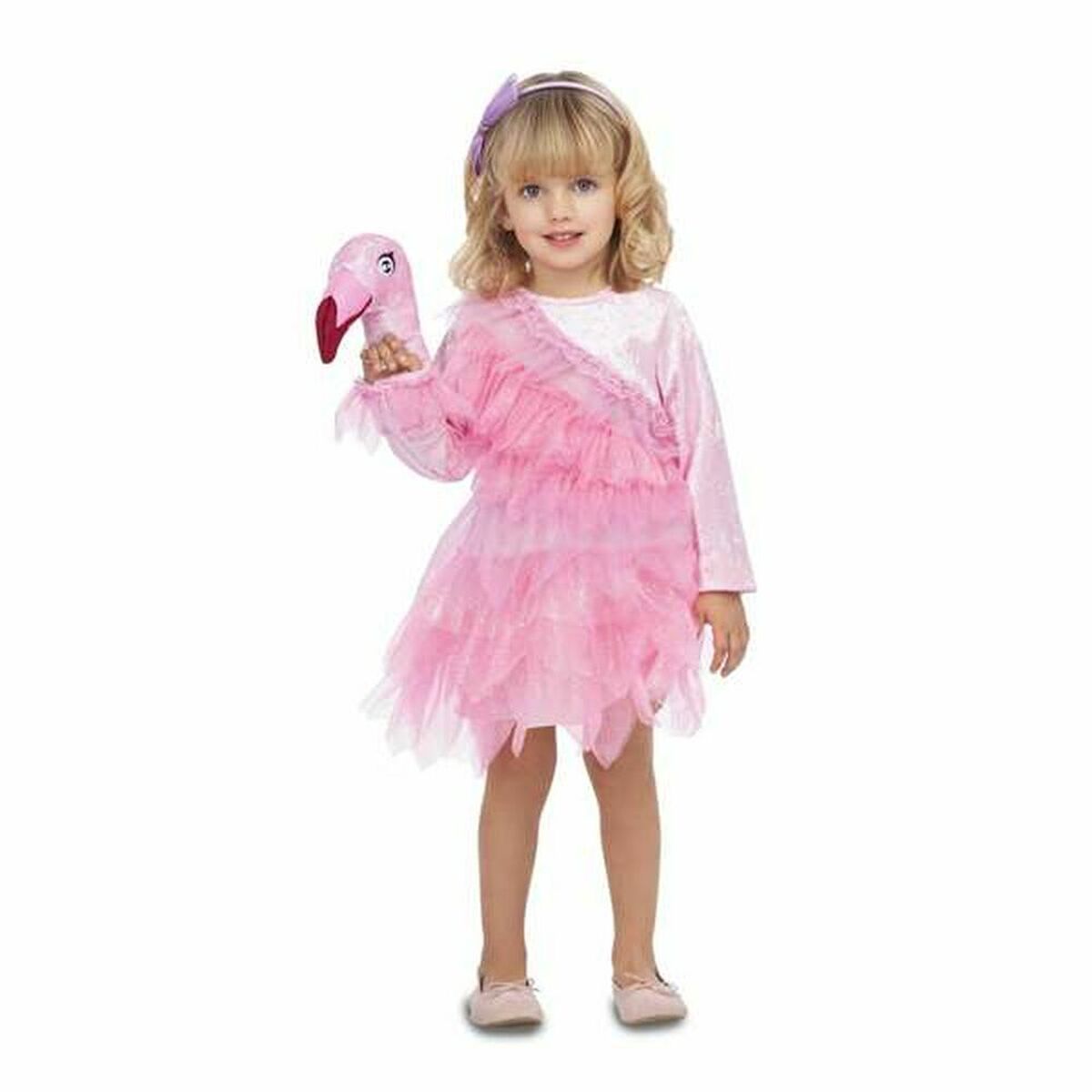 En liten flicka klädd i en rosa ballerina flamingo-dräkt med en flamingo-mössa i handen.
