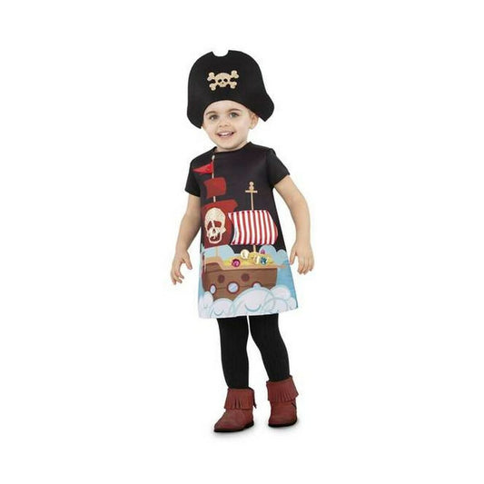 Ett litet barn ler glatt i en svart kortärmad piratklänning med tryck av ett skepp och en dödskalle, komplett med en svart pirathatt.