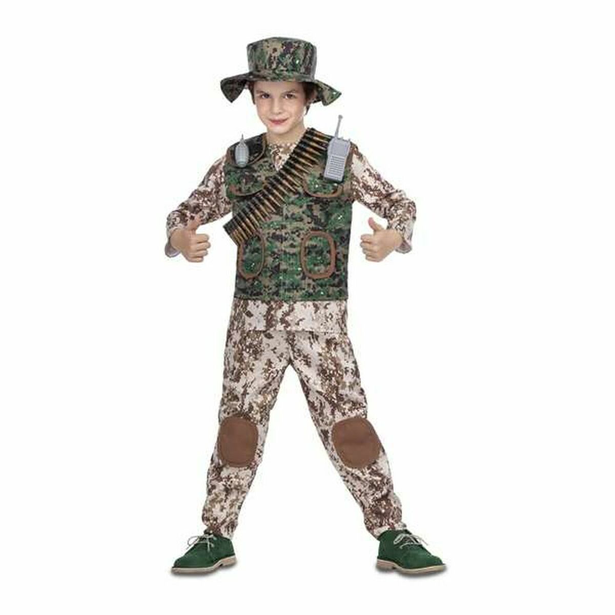 Ett glatt barn i en komplett kamouflagemaskeraddräkt som inkluderar mönstrad uniform, en taktisk väst med patronband och leksaksradio, samt en matchande hatt.