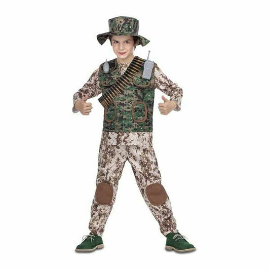 Ett glatt barn i en komplett kamouflagemaskeraddräkt som inkluderar mönstrad uniform, en taktisk väst med patronband och leksaksradio, samt en matchande hatt.