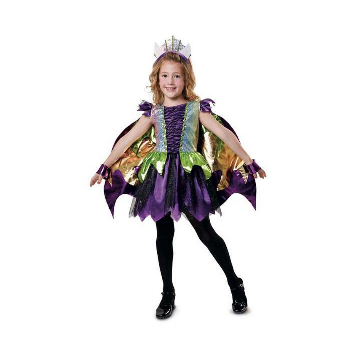 En ung flicka i en färggrann drake prinsess-dräkt med vingar och krona, som ler mot kameran.