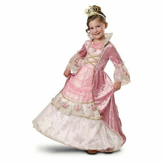 Ett leende barn i en långärmad, rosa och vit drottningmaskeraddräkt med ett guldfärgat diadem på huvudet.
