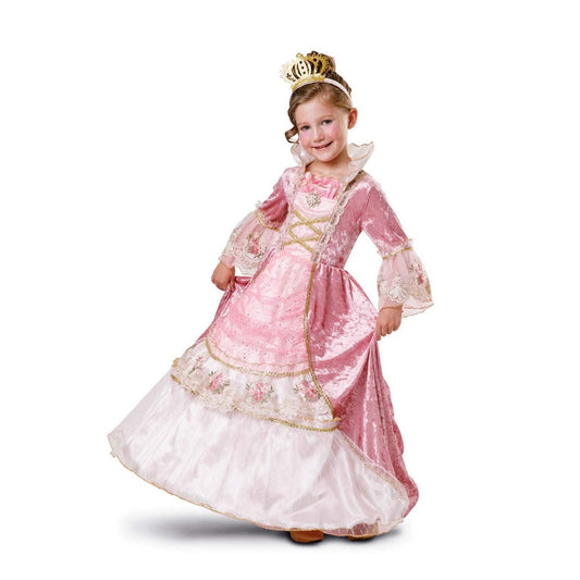 Ett glatt barn poserar i en lång, elegant rosa och vit prinsessklänning med långa ärmar och ett gyllene diadem på huvudet.