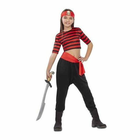 Ett glatt barn klädd i en röd- och svartrandig kortärmad piratöverdel, svarta byxor med en röd midjesjal, röd bandana med dödskalle och korslagda ben, håller i en leksakssabel.