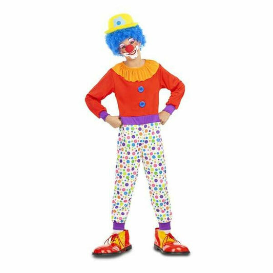 Ett barn poserar glatt i en färgglad clownmaskeraddräkt med röd tröja, prickiga byxor och en blå peruk med gul hatt.