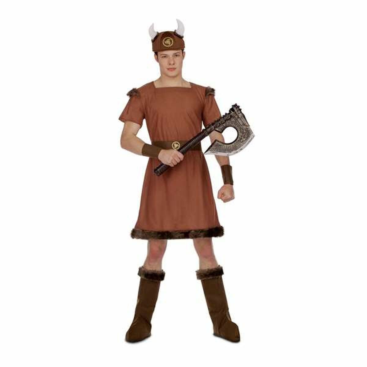En ung man poserar i en komplett vikingadräkt i brunt tyg, komplett med en hjälm med små vita horn och håller en stor, dekorativ stridsyxa.