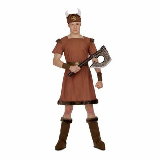 En ung man poserar i en komplett vikingadräkt i brunt tyg, komplett med en hjälm med små vita horn och håller en stor, dekorativ stridsyxa.