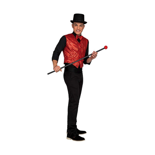 En man iklädd en komplett Showman maskeraddräkt med röd paljettväst, svart skjorta, svarta byxor, svart cylinderhatt, röd fluga och håller en trollstav med röd kula.