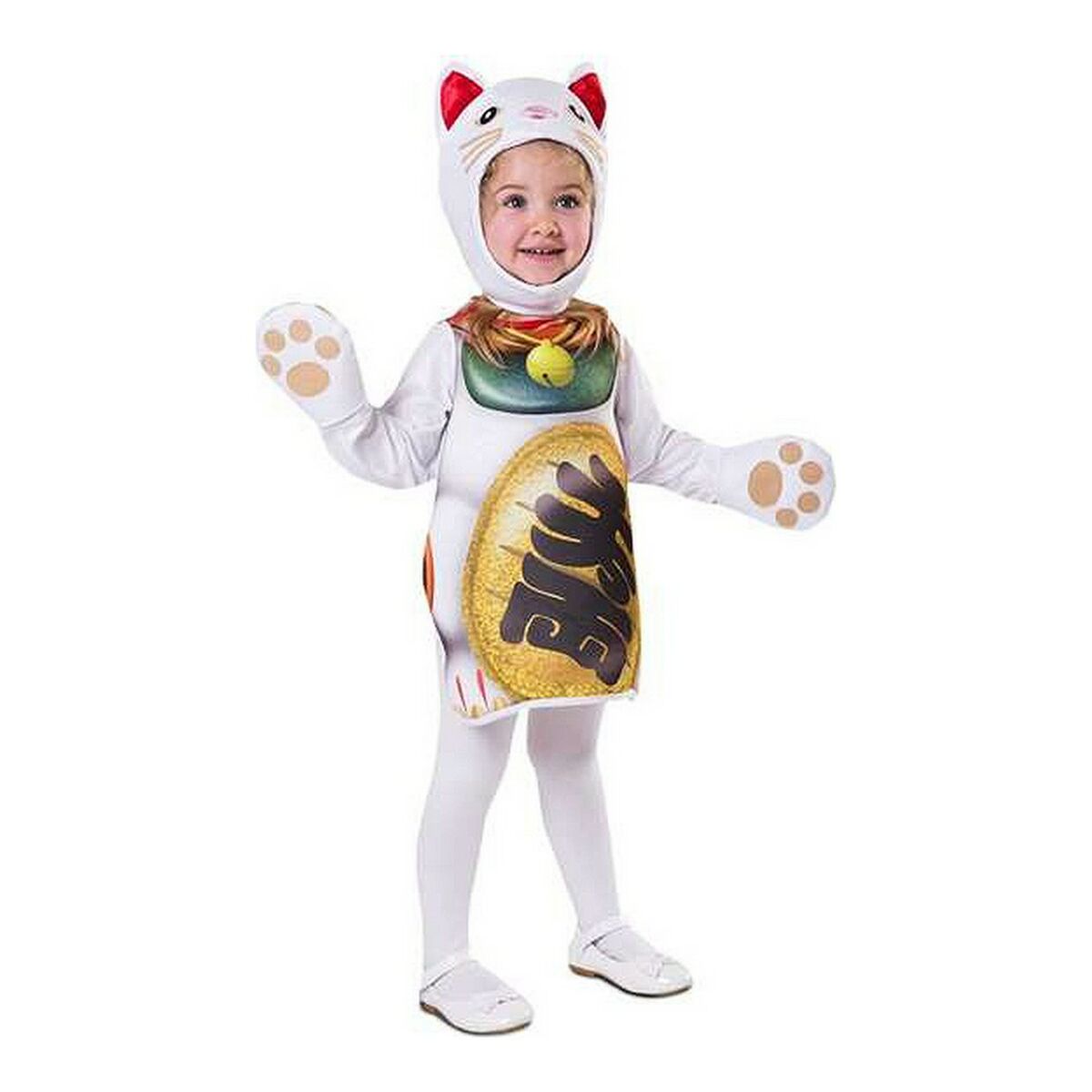 Ett litet barn ler glatt medan det bär en vit maskeraddräkt föreställande en Maneki Neko lyckokatt, komplett med huva, stora tasshandskar och en guldig myntdetalj på magen.