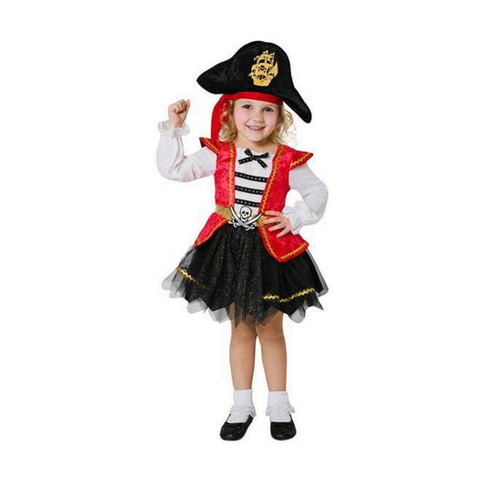 Ett glatt litet barn i en svart och röd piratdräkt med en stor trikornehjälm med skeppsmotiv.