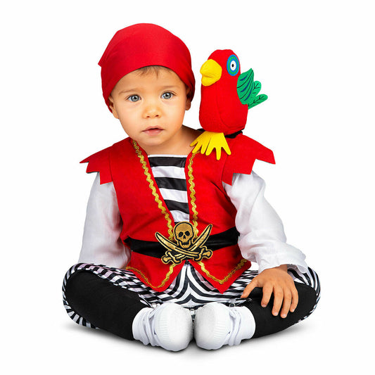 Ett litet barn sitter klädd i en komplett karibisk piratdräkt med röda och svartvita ränder, en röd bandana, och en röd plyschpapegoja sittandes på axeln.