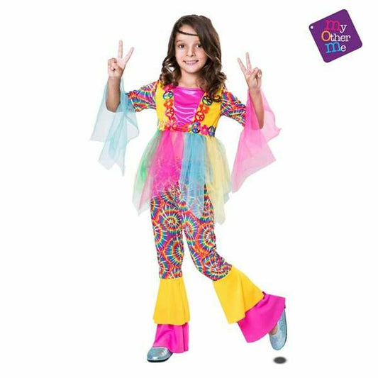 Liten flicka klädd i en färgstark hippie-maskeraddräkt med tie-dye mönster, volangärmar i chiffong och utsvängda byxben, som gör fredstecken med båda händerna.