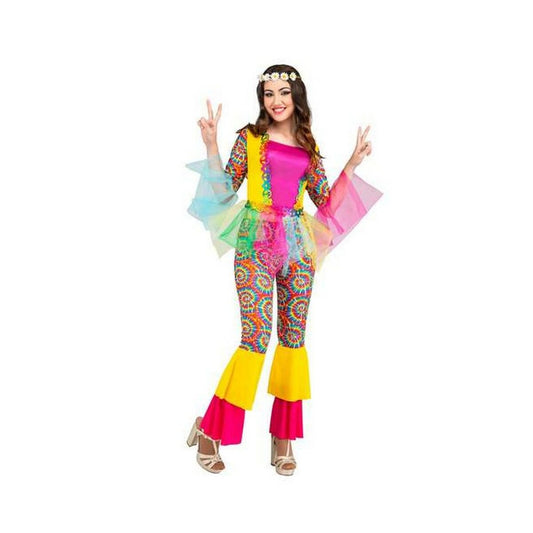En ung kvinna poserar glatt i en färgglad hippie-maskeraddräkt med tie-dye-mönster, utsvängda byxben och ett blommigt pannband.