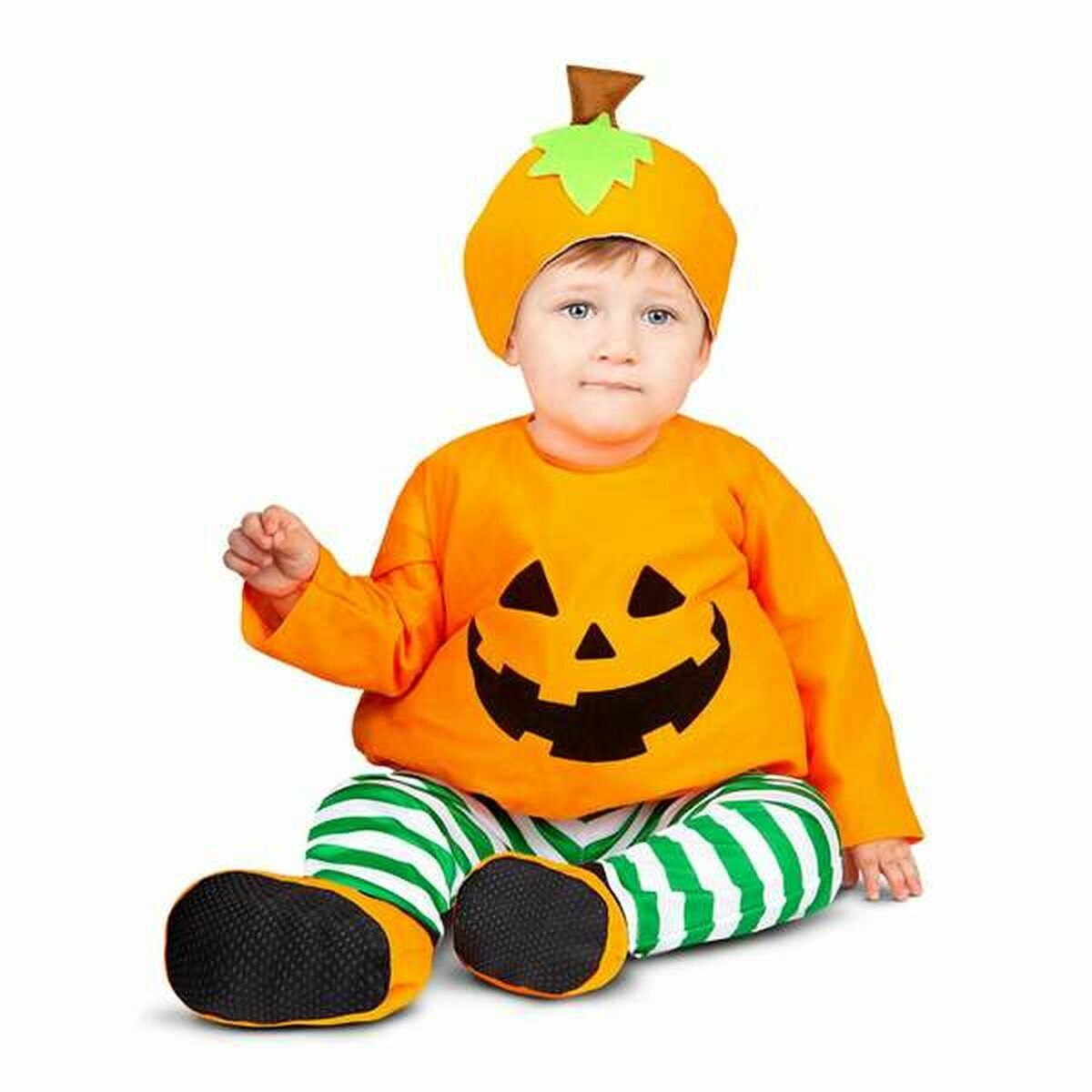 Ett litet barn sitter klädd i en hel Halloween-dräkt som föreställer en orange pumpa med ett svart leende ansikte, gröna och vita randiga byxor och matchande mössa.