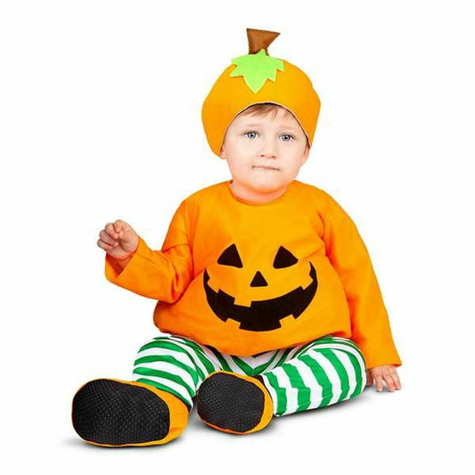 Ett litet barn sitter klädd i en hel Halloween-dräkt som föreställer en orange pumpa med ett svart leende ansikte, gröna och vita randiga byxor och matchande mössa.