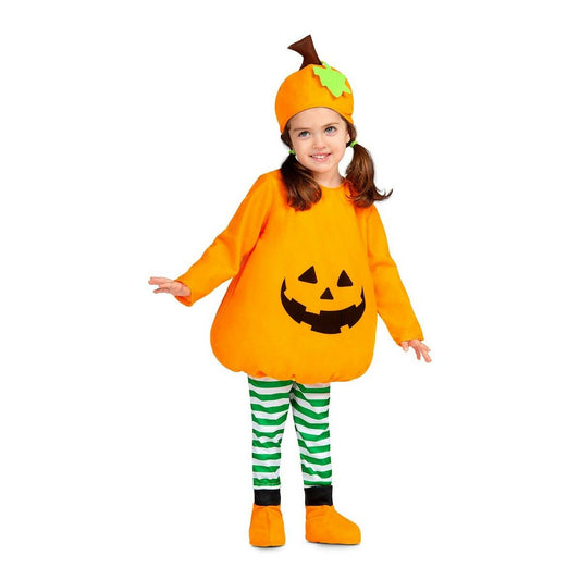 Ett glatt litet barn poserar i en orange pumpadräkt med svart leende, matchande mössa, gröna och vita randiga tights samt orange skoskydd.