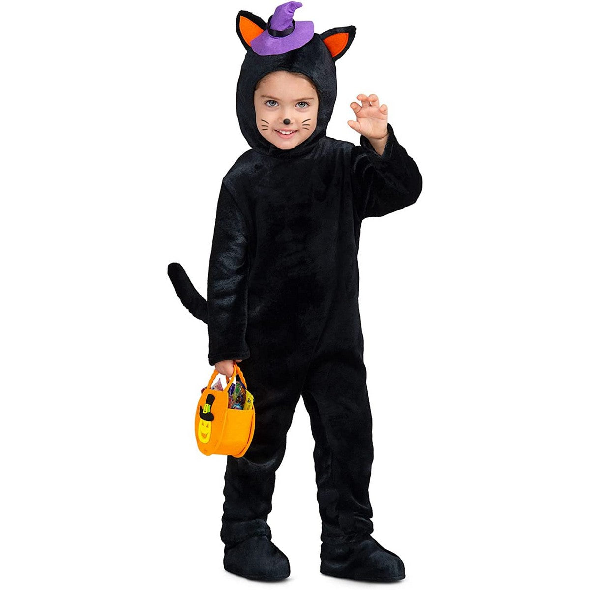 Ett litet barn i en fluffig svart kattdräkt med en liten lila häxhatt och målad morrhår, som håller i en orange godispåse.