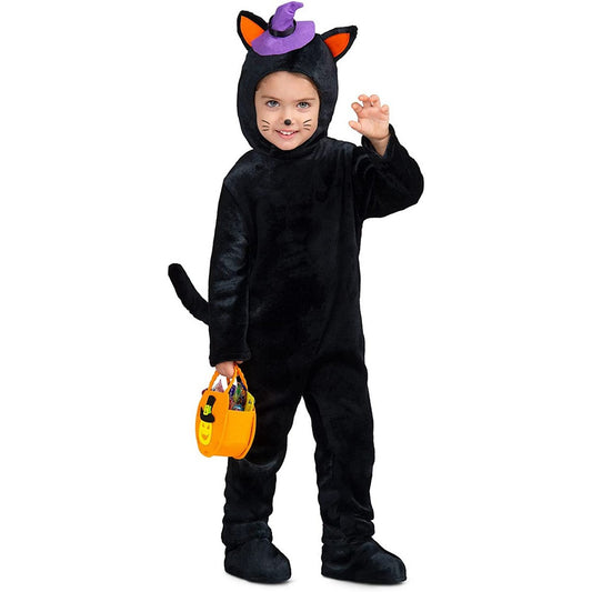 Ett litet barn i en fluffig svart kattdräkt med en liten lila häxhatt och målad morrhår, som håller i en orange godispåse.
