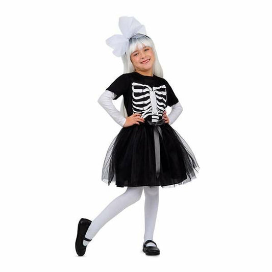 Ett barn i åldern 10-12 år bär en svart maskeraddräkt med skelettmotiv på t-shirten, en svart tyllkjol och ett vitt diadem med en stor rosett.