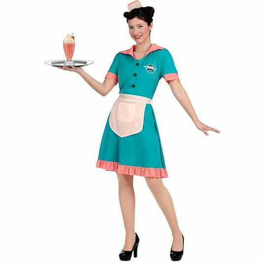 En kvinna iklädd en turkos och rosa 50-talsinspirerad servitrisdräkt med ett ljusrosa förkläde, hon håller upp en bricka med en milkshake.