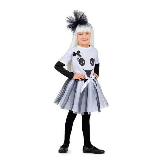 Ett glatt barn klädd i en grå och svart spökmaskeraddräkt med vit tyllkjol, svart långärmad undertröja och en vit peruk med svart tylltofs på huvudet.
