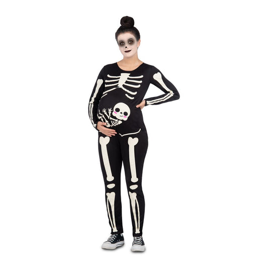 En gravid kvinna poserar i en svart jumpsuit med vitt skelettmönster, inklusive ett litet glatt skelettmotiv över magen.