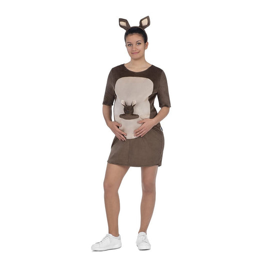 En gravid kvinna bär en brun och beige kängurudräkt med ett litet kängurubarn i magfickan och matchande öron på ett diadem.