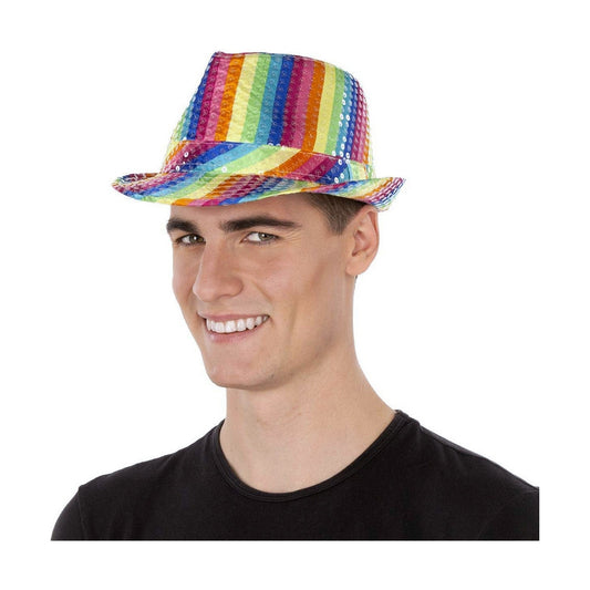 En leende ung man bär en färggrann hatt täckt av regnbågsfärgade paljetter.
