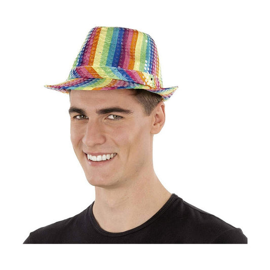 En leende man har på sig en färgglad hatt med regnbågsränder som har inbyggt ljus och ljud.