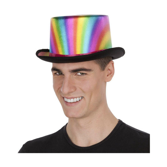 En glad man bär en hög, cylinderformad hatt med ett glittrigt, vertikalt randigt mönster i regnbågens alla färger.