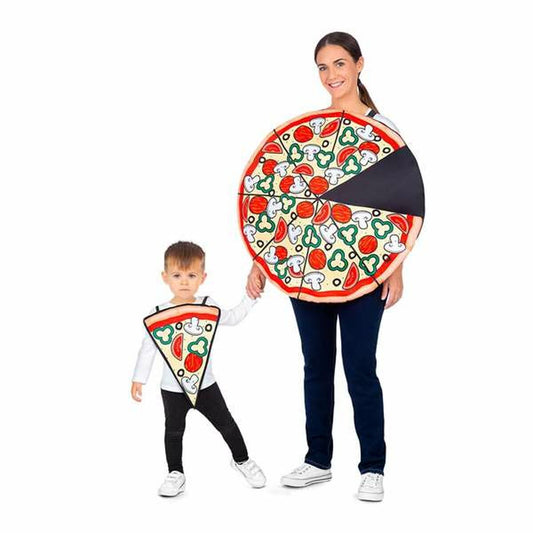En vuxen kvinna ler medan hon bär en stor, rund maskeraddräkt som föreställer en hel pizza med tomater, svamp och paprika. Bredvid henne står ett litet barn som bär en matchande dräkt formad som en pizzabit.