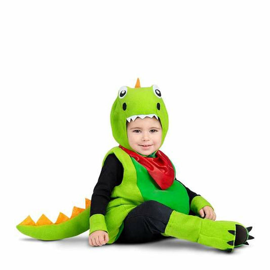 Ett litet barn sitter och ler iförd en fluffig grön dinosaurie maskeraddräkt med en röd haklapp/scarf och en lång svans.