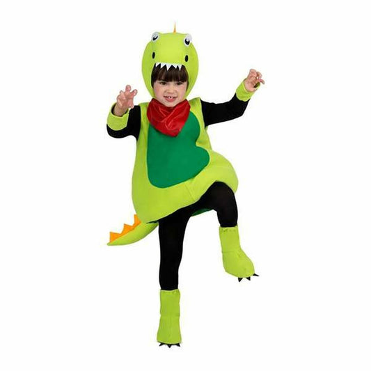 Ett barn klädd i en grön dinosaurie-dräkt med en röd scarf, stående på ett ben och med armarna utsträckta.