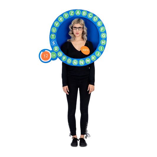 En kvinna bär en stor, blå, cirkulär maskeraddräkt som imiterar ett bokstavshjul från ett TV-quiz, med bokstäver runt kanten och ett orange element som visar poäng och namnet "SOFÍA".