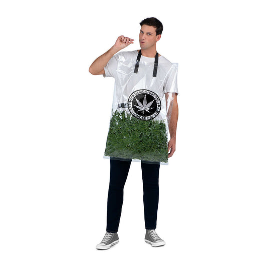En man bär en rolig unisex maskeraddräkt som föreställer en stor genomskinlig plastpåse fylld med gröna blad, med en logotyp som säger "For Medical Use Only".