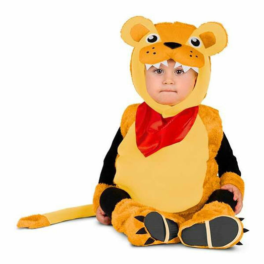 Ett litet barn sitter och ler blygt iförd en fluffig, gul och orange lejonmaskeraddräkt med en röd bandana runt halsen.
