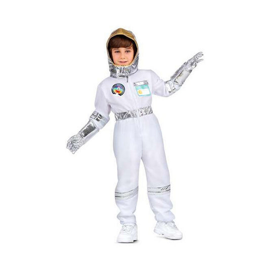 Ett glatt barn i en vit astronautdräkt med silverdetaljer och guldfärgad hjälmhuva poserar redo för rymdfärd.