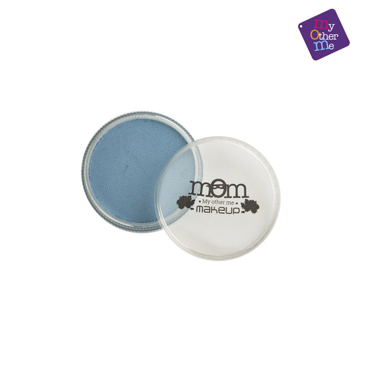 En rund behållare med ljusblått vattenaktiverat smink. Locket ligger bredvid och visar logotypen 'mom makeup'.