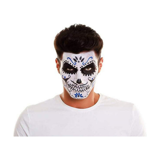 En man med en detaljerad Day of the Dead (Katrina Skull) ansiktsmålning i svart och blått över ett vitt ansiktet.