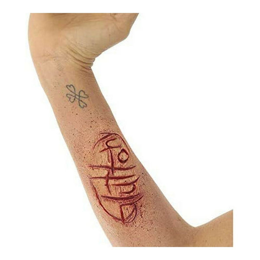 Närbild på en arm där ett realistiskt latexmärke format som ett grafiskt, blodigt märke applicerats på huden.