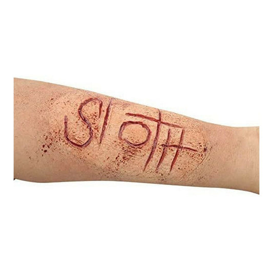 Närbild på en arm där ordet 'Sloth' (Lättja) har ritats med mycket realistiskt utseende, som om det vore skurit i huden och blöder.