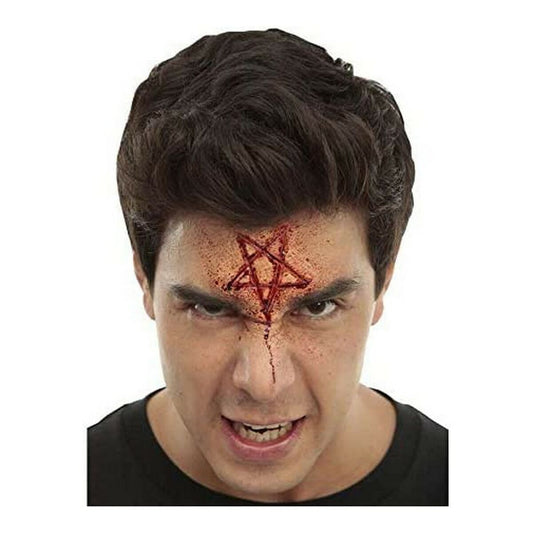 En ung man med mörkt hår har ett realistiskt, blodigt pentagram inristat i pannan som sticker ner som en droppe mot näsryggen.