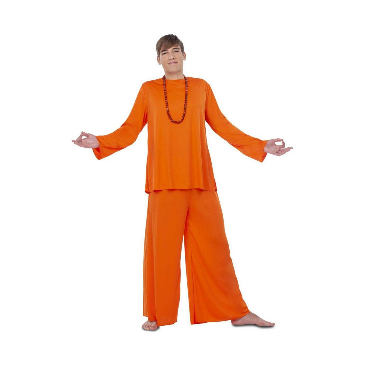 En man i en helorange maskeraddräkt bestående av en vid skjorta och vida byxor, med ett brunt pärlhalsband runt halsen, som står i en meditationsliknande pose.