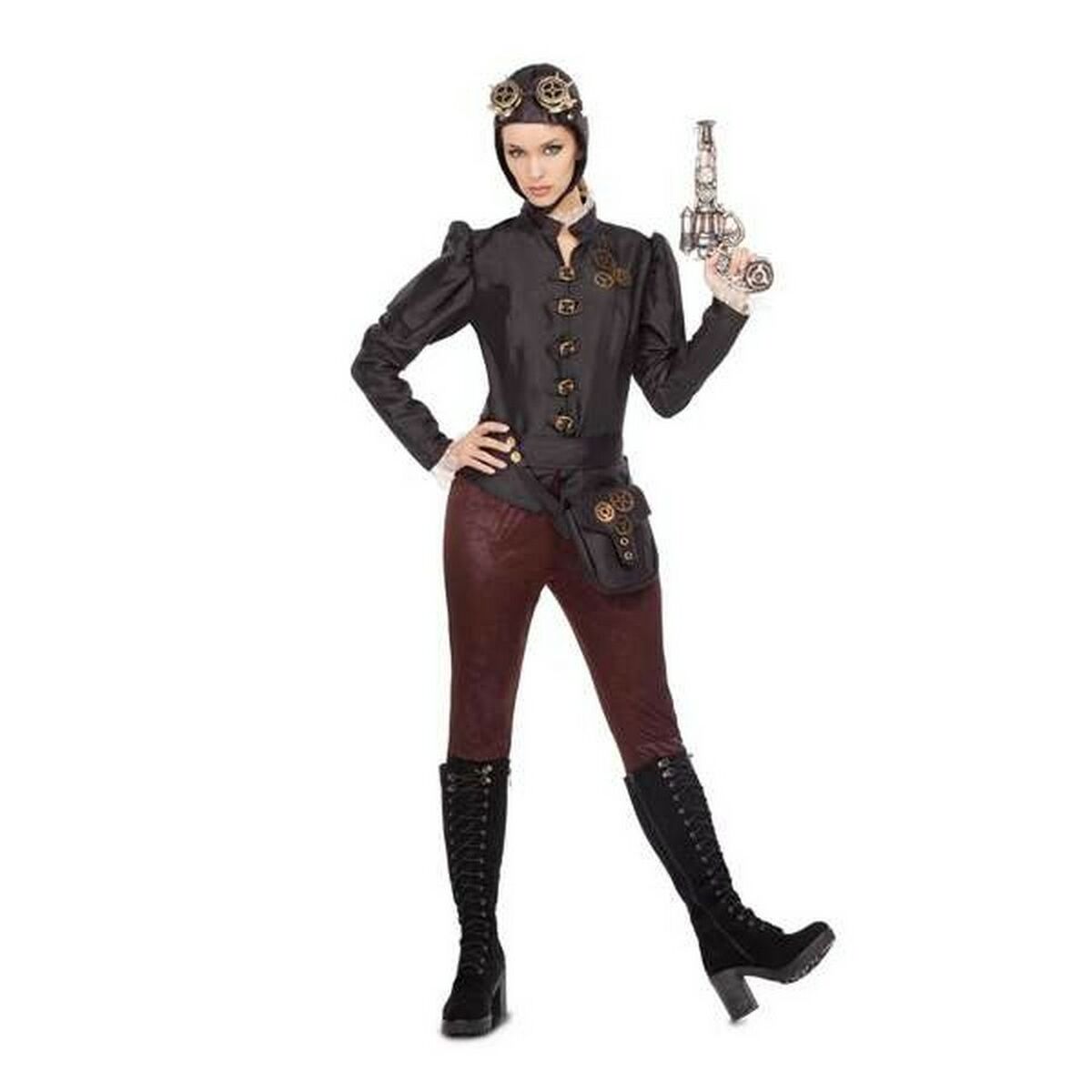 En kvinna i en detaljerad Steampunk-maskeraddräkt med svart kavaj, bruna byxor, kängor, en liten midjeväska med kugghjul och pilotmössa med goggles.