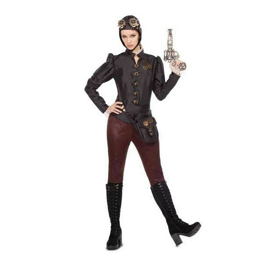 En kvinna i en detaljerad Steampunk-maskeraddräkt med svart kavaj, bruna byxor, kängor, en liten midjeväska med kugghjul och pilotmössa med goggles.
