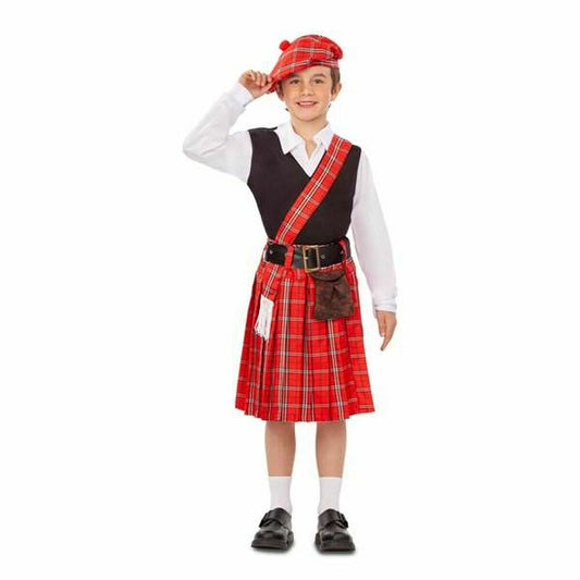 Ett glatt barn poserar i en traditionell skotsk maskeraddräkt som inkluderar en röd plädskjorta, vit skjorta, svart väst, basker och tillbehör som skärp och väska.