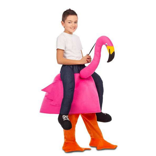 Ett glatt barn poserar i en uppblåsbar 'ride-on' maskeraddräkt som föreställer en rosa flamingo, där barnets egna ben ser ut att vara flamingons ben.